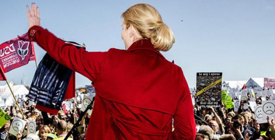 Καρέ καρέ η επική τούμπα της καλλονής πρωθυπουργού της Δανίας στο Παρίσι μετά τη διαδήλωση