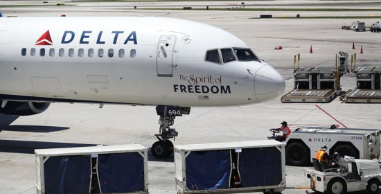 Ξαναρχίζουν οι πτήσεις της Delta Airlines με ακυρώσεις και καθυστερήσεις 