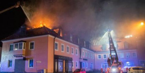 Δρέσδη: Πανηγύριζαν βλέποντας να καίγεται κέντρο μεταναστών