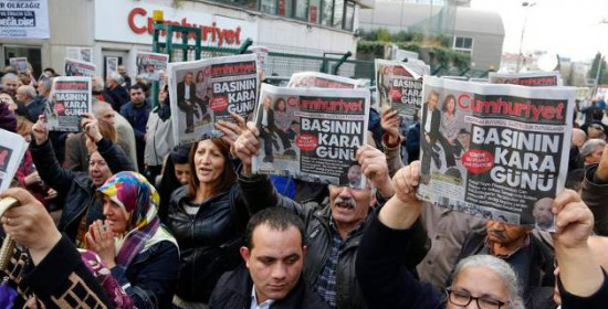 "Ψεύτη Ταγίπ": Στον δρόμο διαδηλωτές κατά της σύλληψης των Τούρκων δημοσιογράφων 