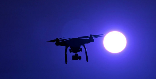 Πύργος: Μεταμεσονύχτιες σταθερές πτήσεις drone πάνω από σπίτια 