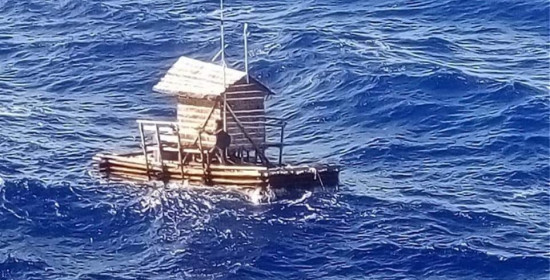 Ινδονησία: Έφηβος αγνοούνταν για 49 ημέρες στη θάλασσα πάνω σε πλωτή καλύβα