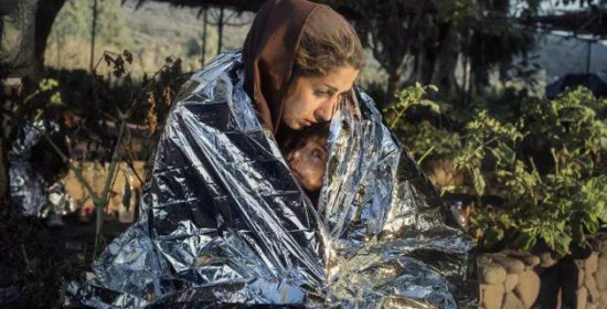 Η πρόσφυγας με το μωρό στην αγκαλιά σαν την Παναγία με το Χριστό - Η συγκλονιστική φωτογραφία που κάνει το γύρο του Διαδικτύου