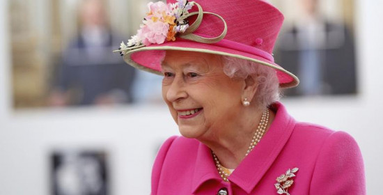 God save the queen: Η Ελισάβετ κλείνει τα 90 στο απόγειο της δημοφιλίας της