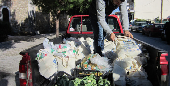 Λεχαινά: Η ΕΠΟΠ μοίρασε τσάντες με τρόφιμα σε 20 οικογένειες της περιοχής για τα Χριστούγεννα