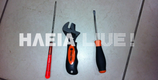 Τα εργαλεία που είχαν στην κατοχή τους οι δράστες την ώρα της σύλληψης.