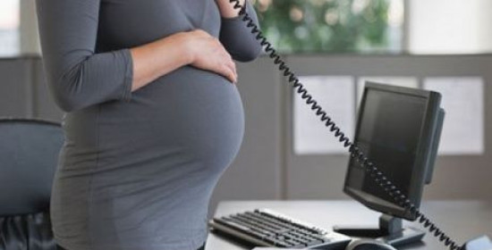 Απίστευτες απειλές εργοδότη σε έγκυο: "Ρίξε το παιδί ή παραιτήσου"