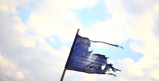 Guardian: Η Ευρώπη λειτουργεί ως ληστρικός τοκογλύφος εναντίον της Ελλάδας