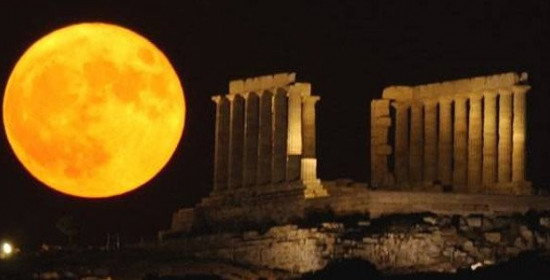 H πανσέληνος του Σουνίου μάγεψε το Reuters - Το . . . σούπερ φεγγάρι πάνω από τον αρχαίο ναό