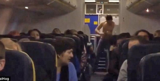 Χάος σε πτήση της Ryanair -Νεαρός έκανε στριπτίζ, έμεινε γυμνός και άρχισε τα γαλλικά και τις μπουνιές