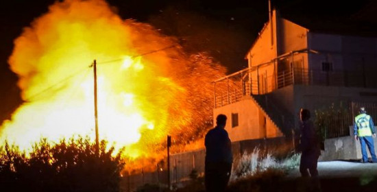 Μαίνεται η φωτιά στην Κεφαλονιά - Ολονύχτια μάχη των πυροσβεστών με τις φλόγες