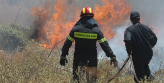 Μεγάλη φωτιά στην Κίσαμο Χανίων - Πνέουν άνεμοι μέχρι 8 μποφόρ – Εκκενώνεται χωριό