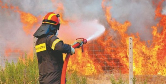 Σε εξέλιξη φωτιά στον οικισμό Αύρα στον Μαραθώνα – Εκκενώνεται η περιοχή – Επιχειρούν ισχυρές δυνάμεις της Πυροσβεστικής