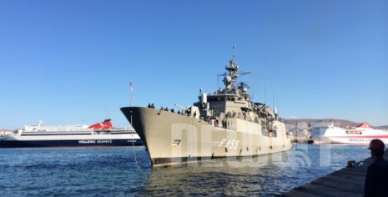 Από την κόλαση της Λιβύης στο λιμάνι του Πειραιά! Έφτασε η φρεγάτα με τους Έλληνες και ξένους υπηκόους που απεγκλωβίστηκαν από το Πολεμικό Ναυτικό