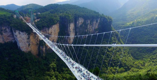 Η μεγαλύτερη και ψηλότερη γυάλινη γέφυρα του κόσμου