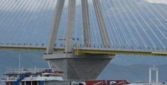 Φέρι μποτ προσέκρουσε σε βάθρο πρόσβασης της γέφυρας Ρίου-Αντιρρίου