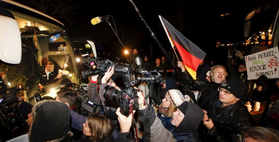 Η Γερμανία να κλείσει τα σύνορά της για τους πρόσφυγες λέει υπουργός της Μέρκελ
