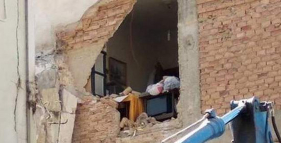 Γκρέμισαν λάθος σπίτι στην Πάτρα - Βρισκόταν μέσα ο ιδιοκτήτης και ξαφνικά άνοιξε μια τρύπα