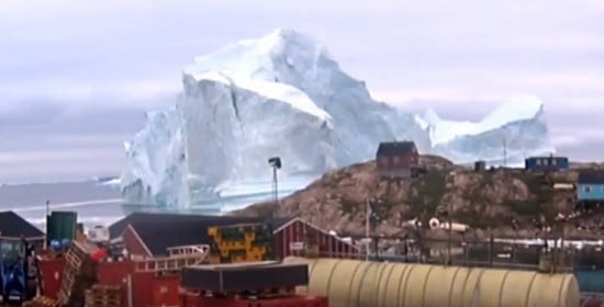 Η γιγάντια παγωμένη απειλή σε χωριό της Γροιλανδίας