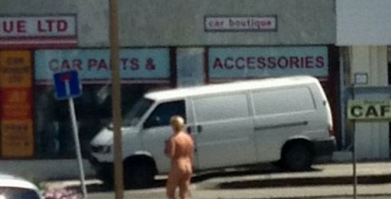 Γυναίκα κυκλοφορεί γυμνή στους δρόμους σαν να μην συμβαίνει τίποτα!