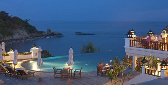Σε αυτά τα 5 ελληνικά νησιά τα ξενοδοχεία βρέχονται στην κυριολεξία από τη θάλασσα