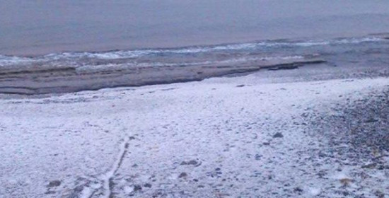 Ιεράπετρα: Το έστρωσε ακόμα και στην παραλία - Χιόνι εκεί που σκάει το κύμα