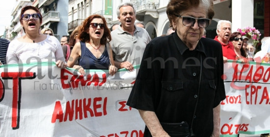 ΕΡΤ Επικαιρότητα: Πάτρα: Συγκλονίζει η εικόνα της ηλικιωμένης που θέλησε να διαδηλώσει μαζί με τους εργαζόμενους της ΕΡΤ