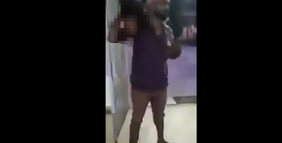 Φρίκη στην Ινδία: Μπήκε σε αστυνομικό τμήμα με το κομμένο κεφάλι της γυναίκας του επειδή τον απάτησε (video)