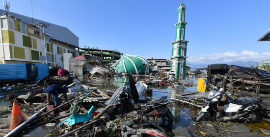 Ανείπωτος θρήνος στην Ινδονησία: Φόβοι για χιλιάδες νεκρούς από το φονικό τσουνάμι