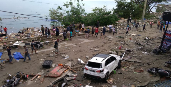 Ανείπωτη τραγωδία στην Ινδονησία: Πάνω από 380 οι νεκροί από τον ισχυρό σεισμό και το τσουνάμι 
