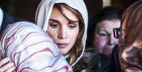 Η θλίψη της βασίλισσας: Η Ράνια της Ιορδανίας παρηγορεί τη σύζυγο του πιλότου που έκαψε το ISIS