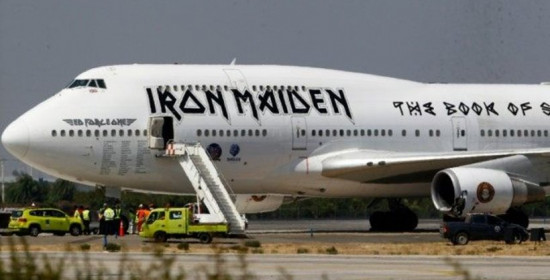 Το αεροπλάνο των Iron Maiden συγκρούστηκε με φορτηγό