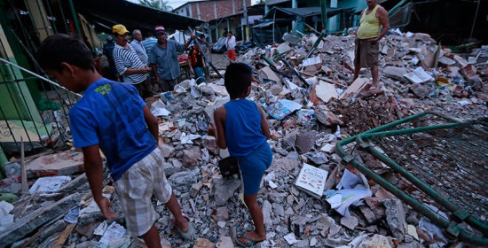 Φονικός σεισμός 7,8 "ισοπέδωσε" τον Ισημερινό - Πάνω από 230 οι νεκροί