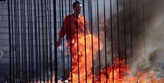 Κτηνωδία: Τζιχαντιστές έκαψαν ζωντανό Ιορδανό όμηρο – Τα καρέ της φρίκης