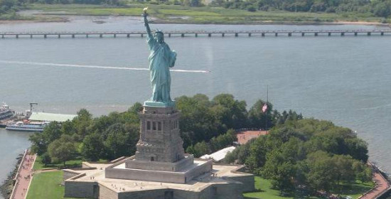 Πανικός στη Νέα Υόρκη - Απομακρύνουν τον κόσμο στο Άγαλμα της Ελευθερίας λόγω ύποπτου πακέτου