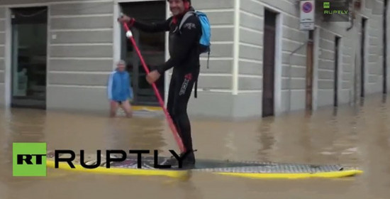 Ιταλία: Με σανίδες του σερφ κυκλοφορούν στους πλημμυρισμένους δρόμους