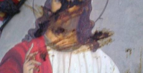 Πρωτοφανής ιεροσυλία: Αφόδευσαν στις εικόνες του Χριστού σε ναό στην Κρήτη