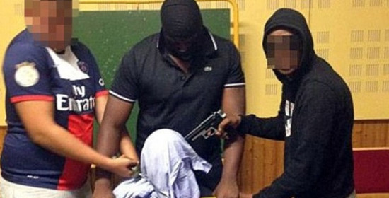 Διασκεδαστές σε παιδική κατασκήνωση παρωδούσαν εκτελέσεις της ISIS