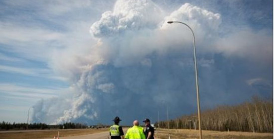Καναδάς: Μεγάλη φωτιά απειλεί να κάψει την πόλη Φορτ Μακ Μάρεϊ