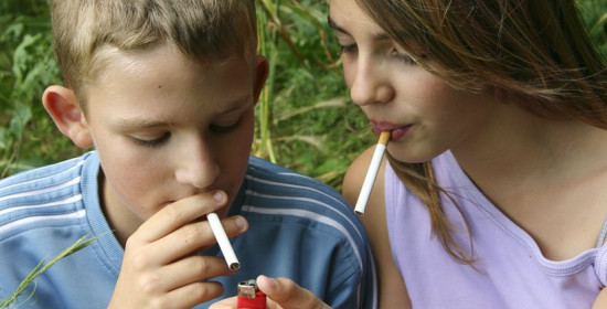 Οι έφηβοι που καπνίζουν και τρώνε fast food γερνούν τον εγκέφαλό τους κατά έξι χρόνια