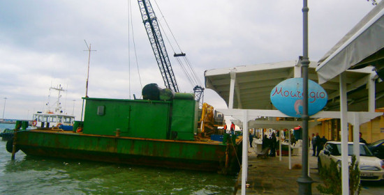 Έπιασαν δουλειά οι πλωτοί γερανοί - Συνεχίζονται εντατικά οι εργασίες στο λιμάνι Κατακόλου