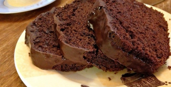 Η συνταγή της ημέρας: Υγρό κέικ σοκολάτας με ποτό Ursus και γλάσο