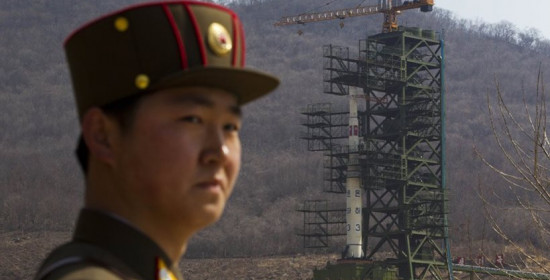 Ο Κιμ Γιονγκ Ουν ετοιμάζεται να εκτοξεύσει πύραυλο μεγάλου βεληνεκούς