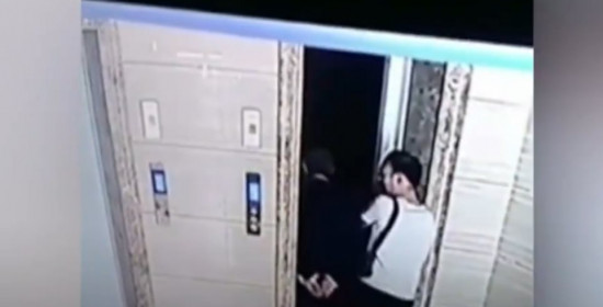 Το βίντεο που δίχασε την Κίνα: Ο γαμπρός ανοίγει την πόρτα του ασανσέρ και ο πεθερός του κάνει βουτιά θανάτου στο κενό