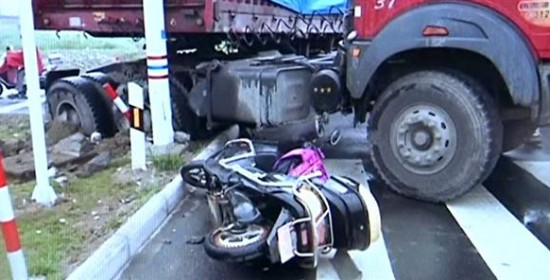Σοκαριστικό βίντεο: Δείτε πώς μοτοσικλετιστής γλιτώνει από βέβαιο θάνατο