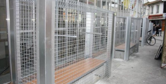 Γαλλία: Δήμαρχος έβαλε παγκάκια σε κλουβιά για να μην πηγαίνουν άστεγοι και αλκοολικοί