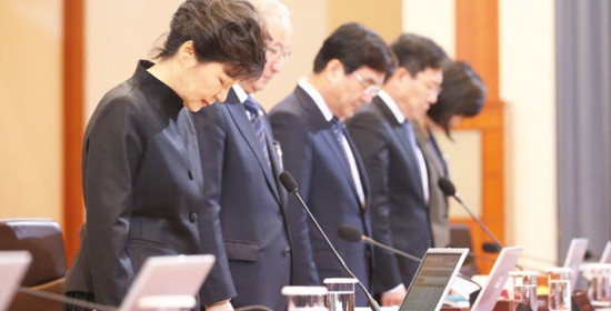 Πρόεδρος Ν. Κορέας: Ζητώ συγγνώμη από τις οικογένειες των θυμάτων του Sewol