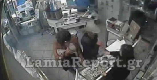 Απίστευτο βίντεο - Δείτε πως έκλεβαν δύο γυναίκες κοσμήματα στη Λαμία