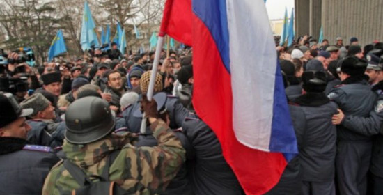Σε κατάσταση κόκκινου συναγερμού η Κριμαία: Κι άλλο αεροδρόμιο στα χέρια των Ρώσων. Ύψωσαν τη ρωσική σημαία στο κτήριο της νέας κυβέρνησης στο Χάρκοβο