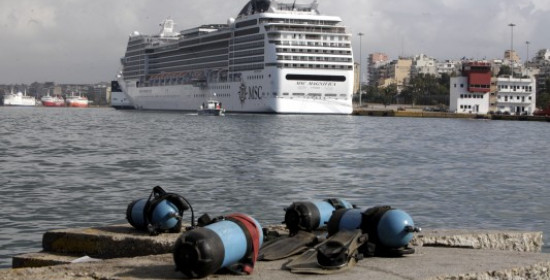 Αναχώρησε για το Κατάκολο το "Magnifica", που προσέκρουσε χθες στο λιμάνι του Πειραιά